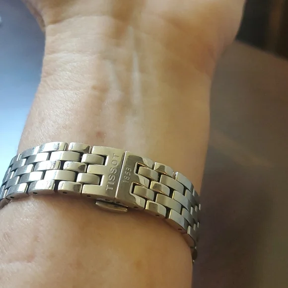 Beautiful ladies Tissot stainless steel watch in great condition! - Picture 5 of 6